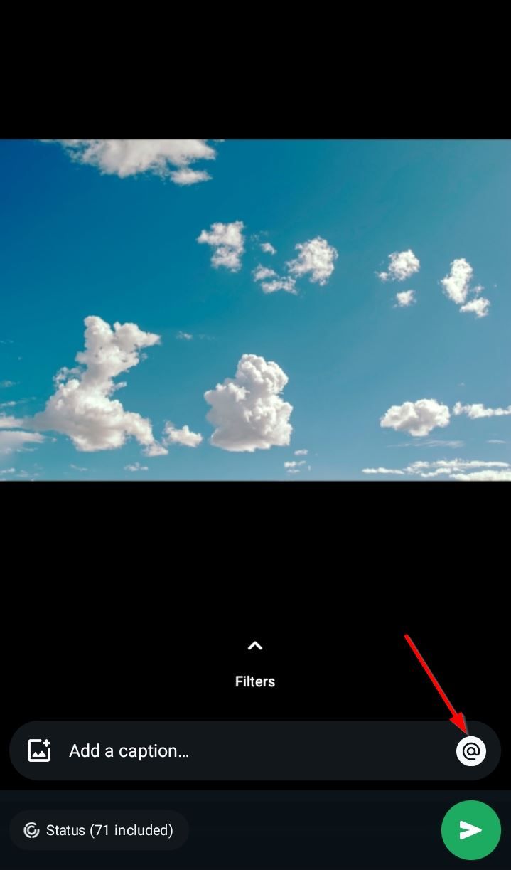 белый значок @, обозначающий выбранный контакт