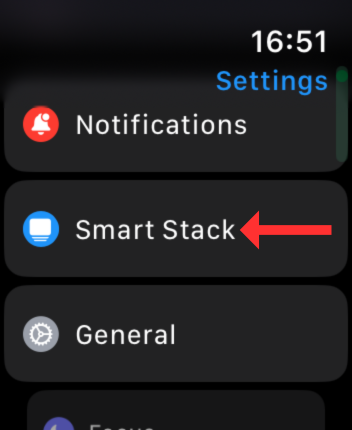 Screenshot of the Apple Watch settings section with an arrow next to the Smart Stack option.