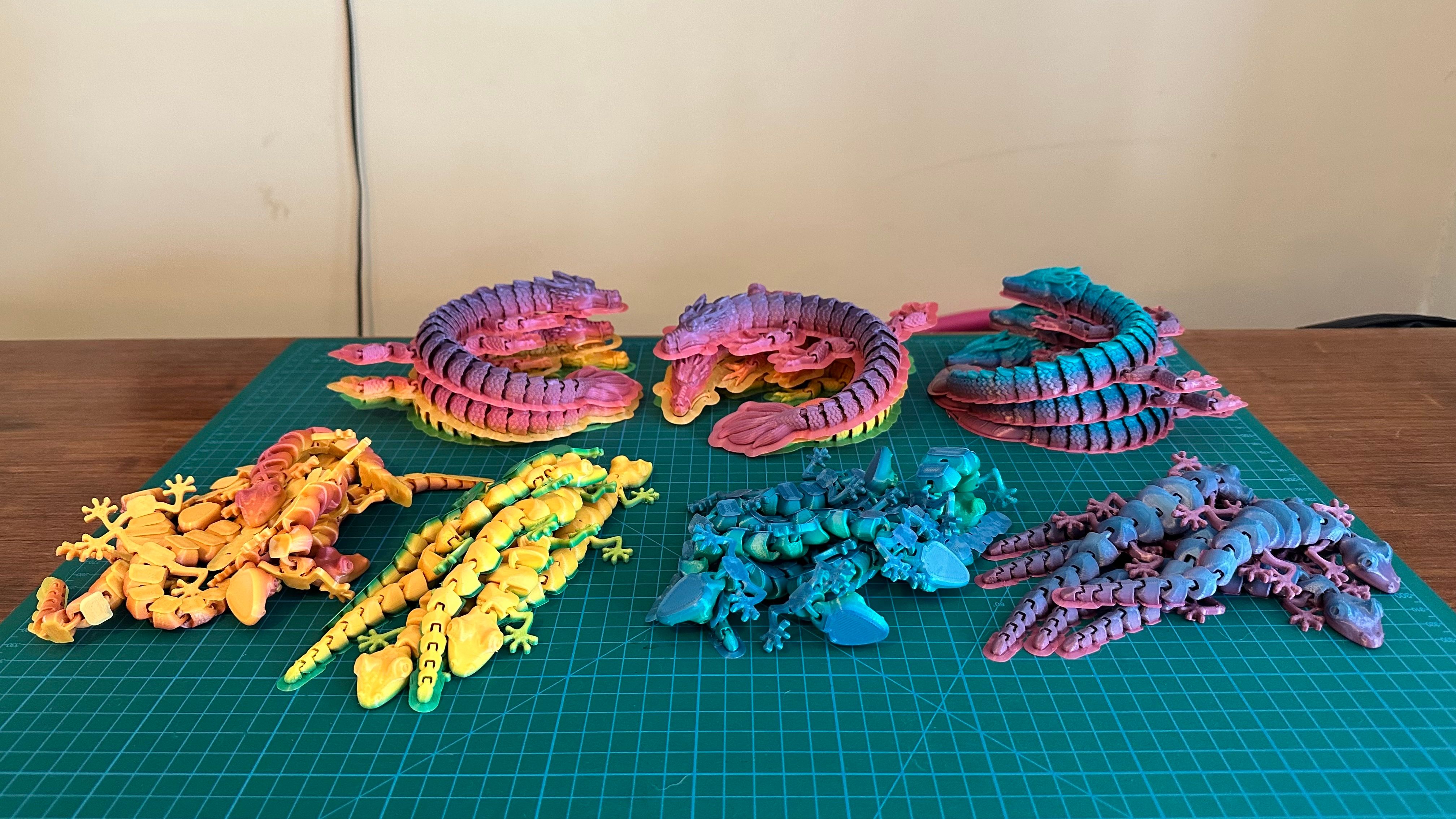 Articulated toys ready for cleaning after being made on a 3D printer.