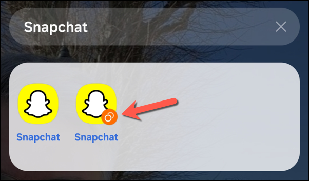 An example of two Snapchat apps on a Samsung Galaxy smartphone, one with the Dual Messenger roundel, showing that it is a cloned app.