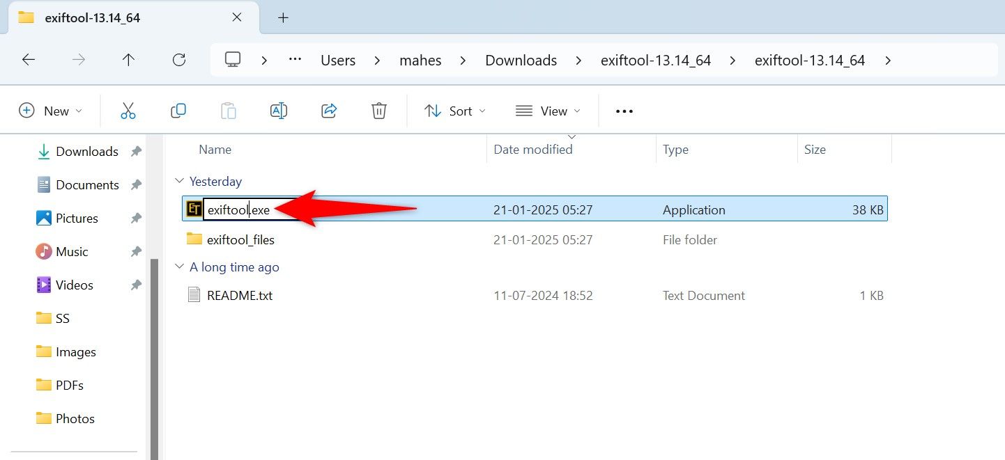 "exiftool.exe" highlighted in File Explorer.