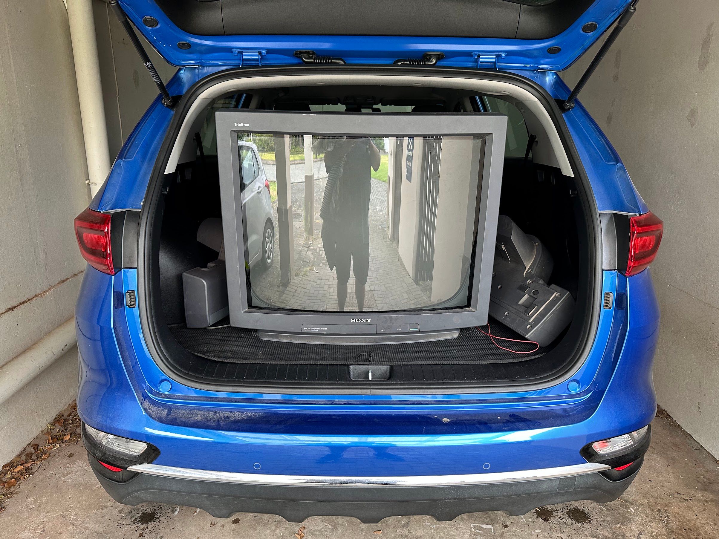 A Sony CRT in the back of a KIA Sportage.