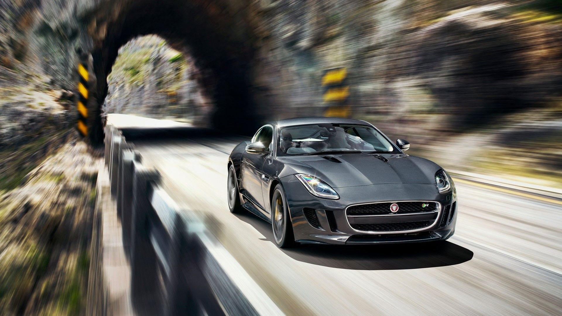 Bidikan aksi 3/4 depan dari Jaguar F-Type R 2015