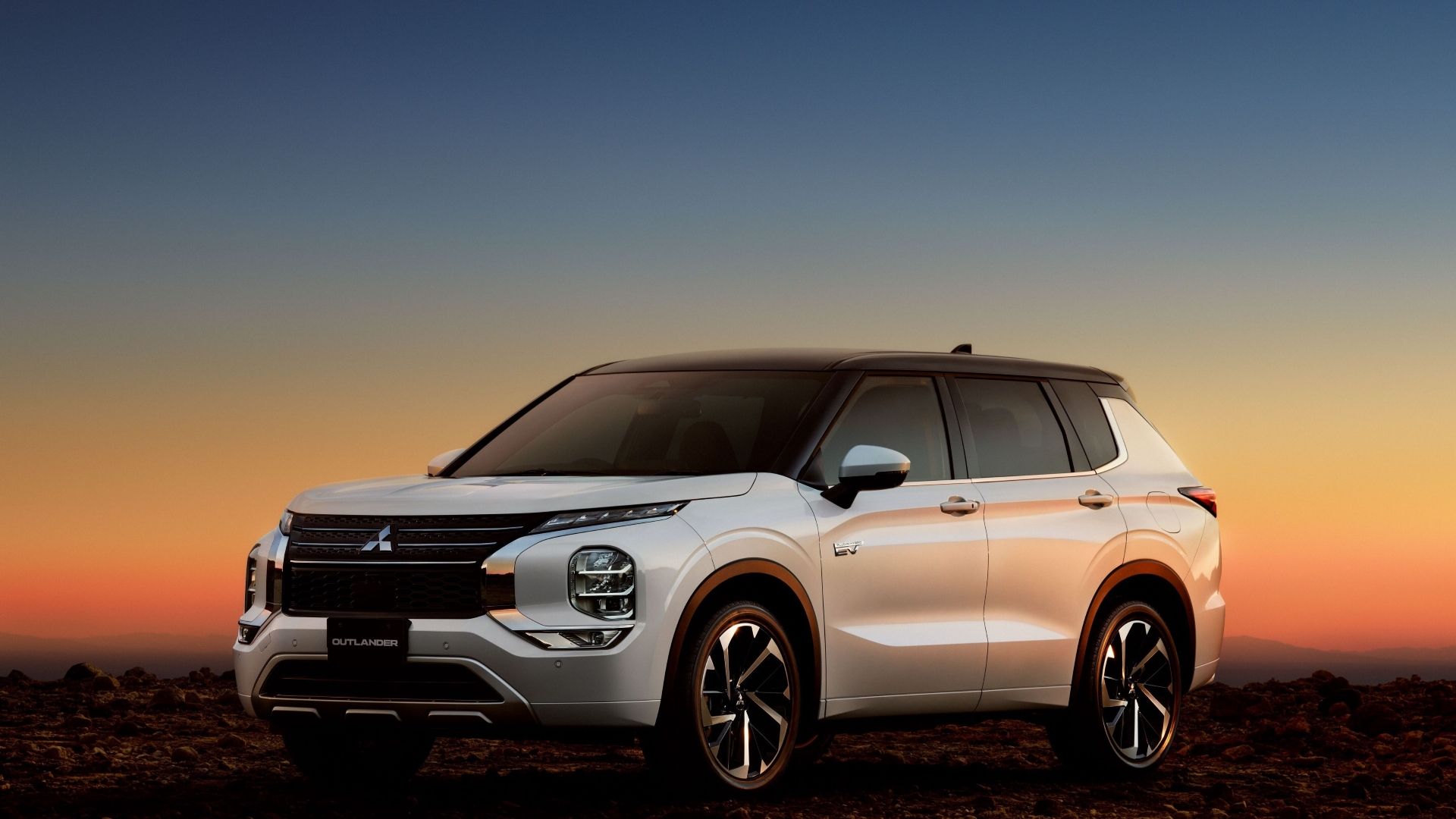 Front 3/4 shot of a 2025 Mitsubishi Outlander PHEV