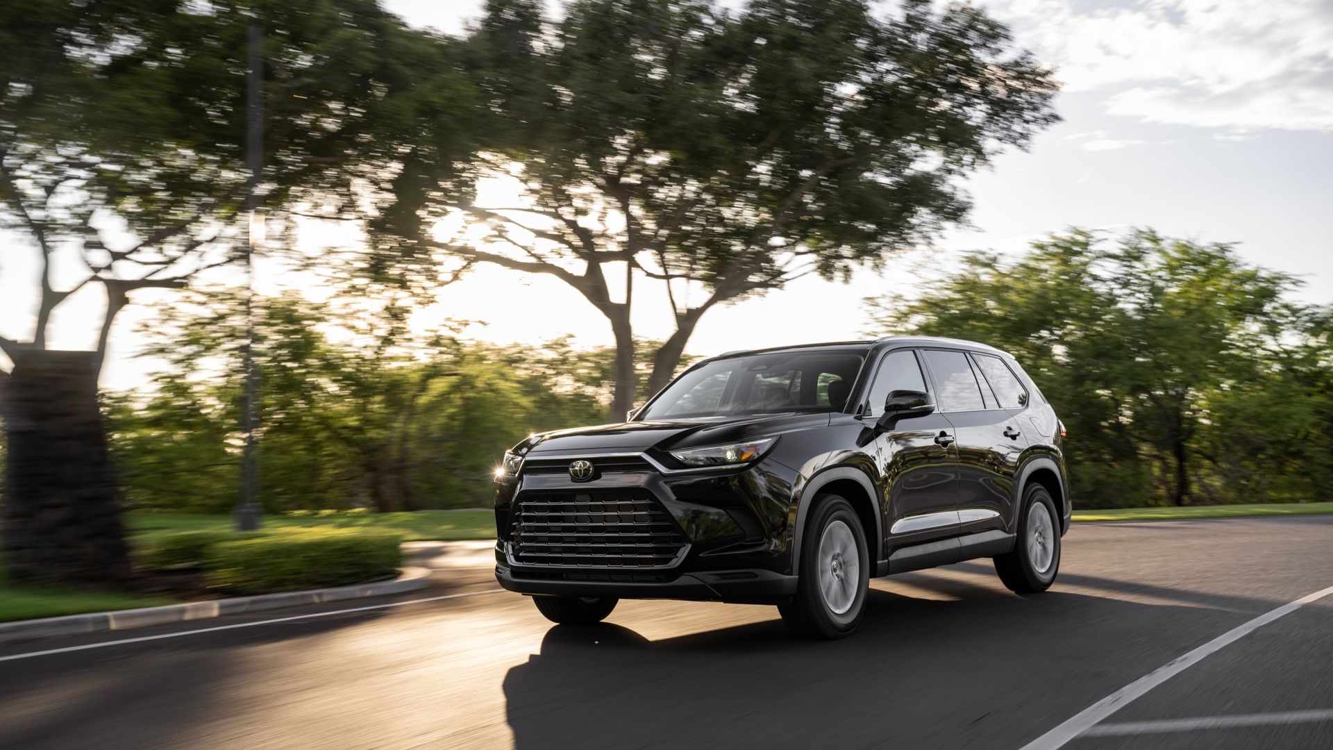 Front 3/4 shot of a 2025 Toyota Grand Highlander