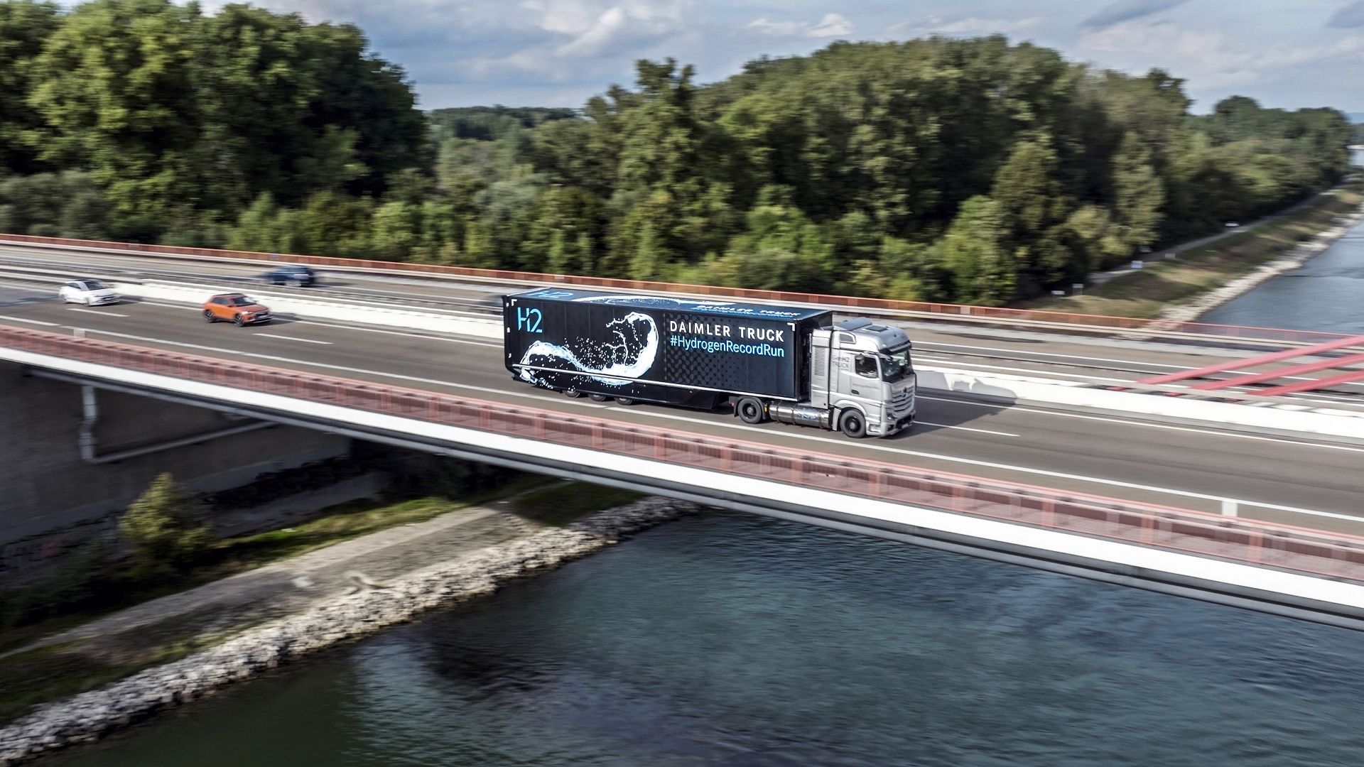 Side shot of a 2025 Mercedes-Benz GenH2