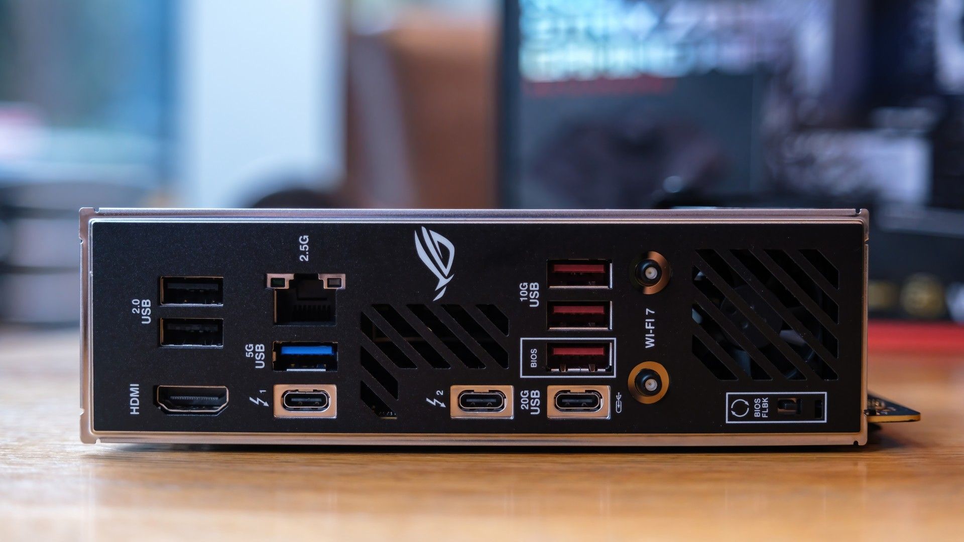 Hands-on with ASUS ROG Strix Z890-I Gaming WIFI Mini-ITX motherboard with DDR5 support, Wi-Fi 7, and PCIe 5.0.