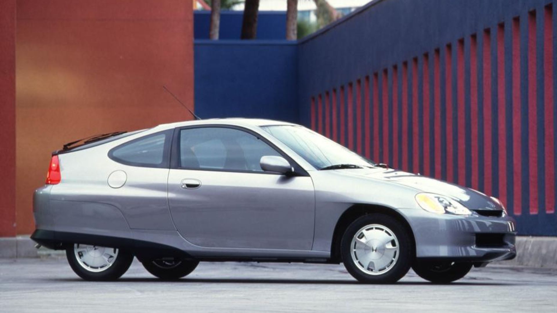 Side profile of a silver 2000 Honda Insight.