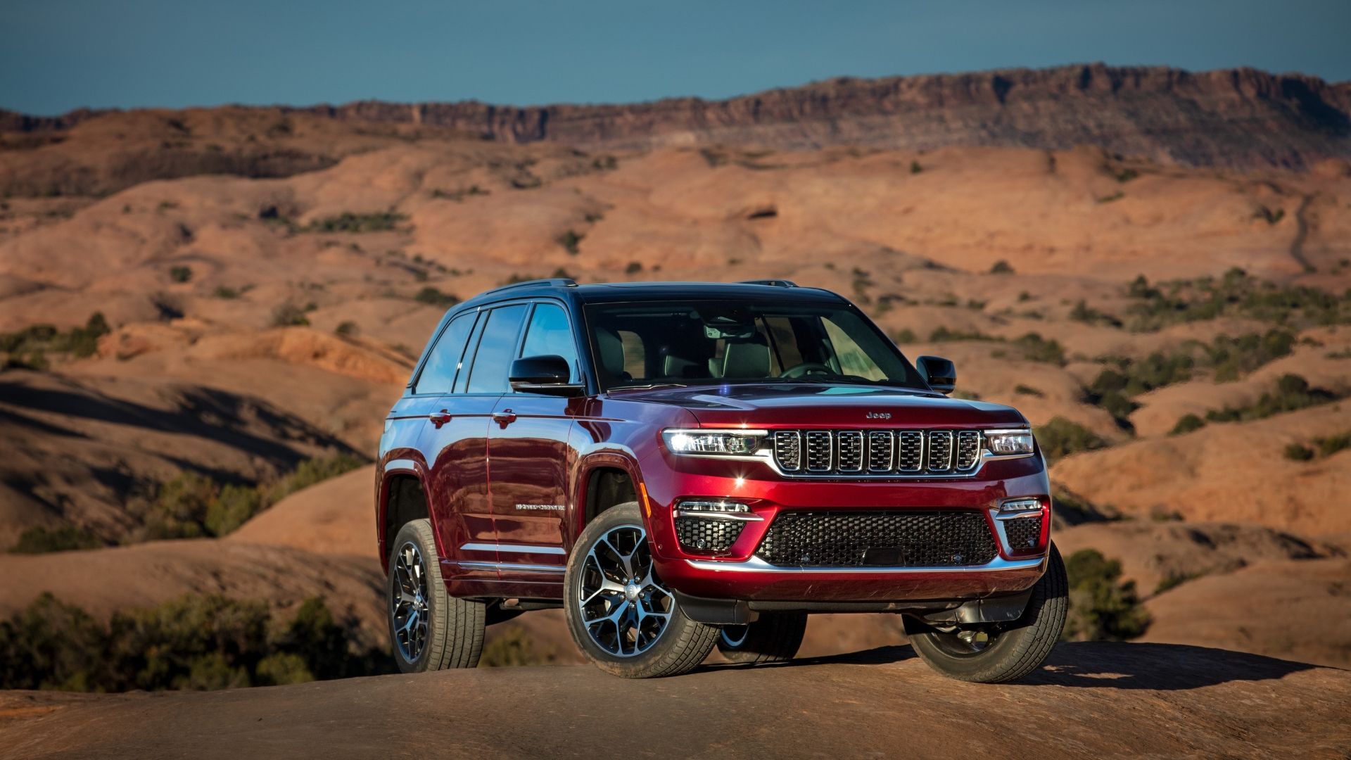 Front 3/4 shot of a 2025 Jeep Grand Cherokee