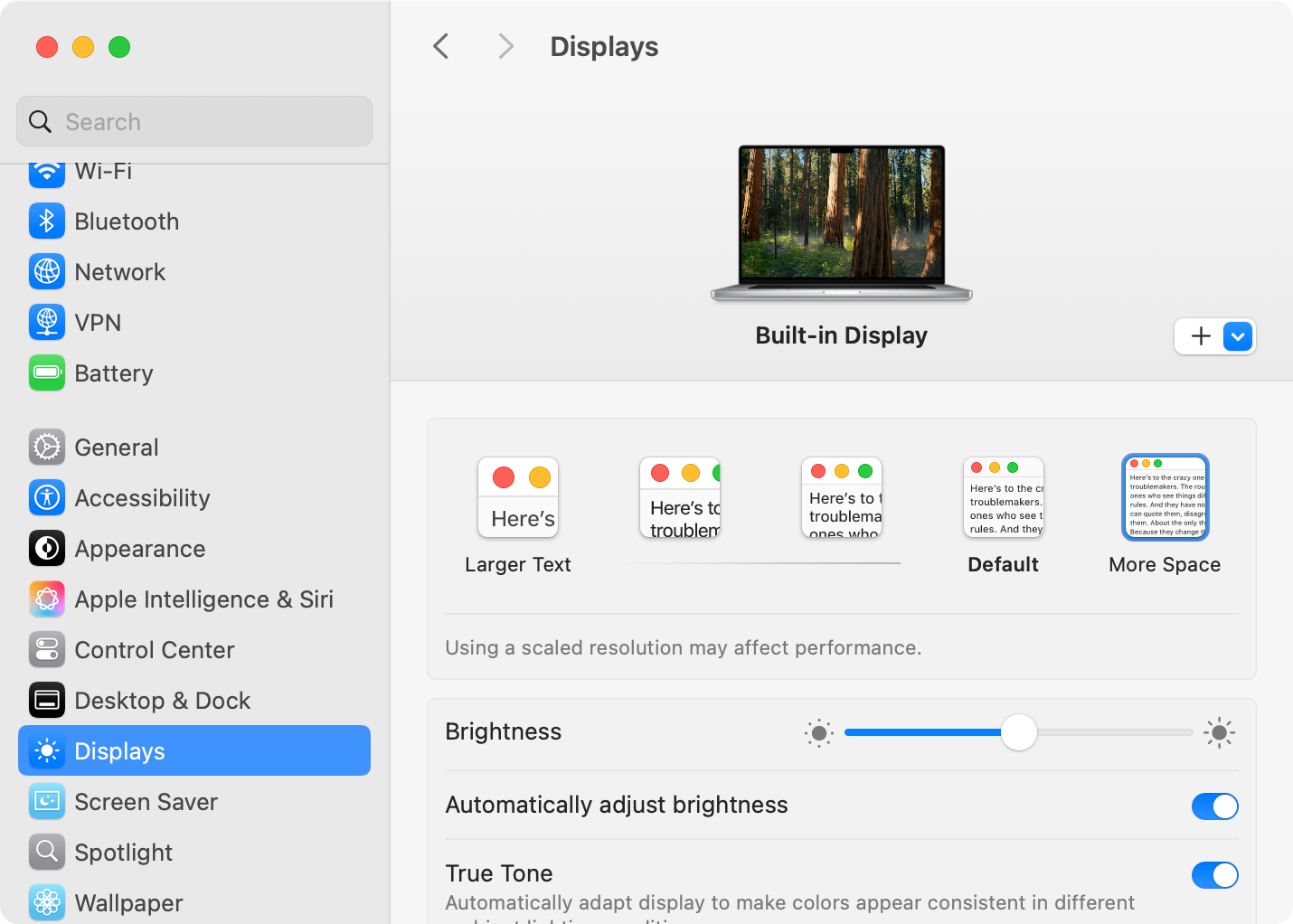 macOS display settings for a MacBook Pro.