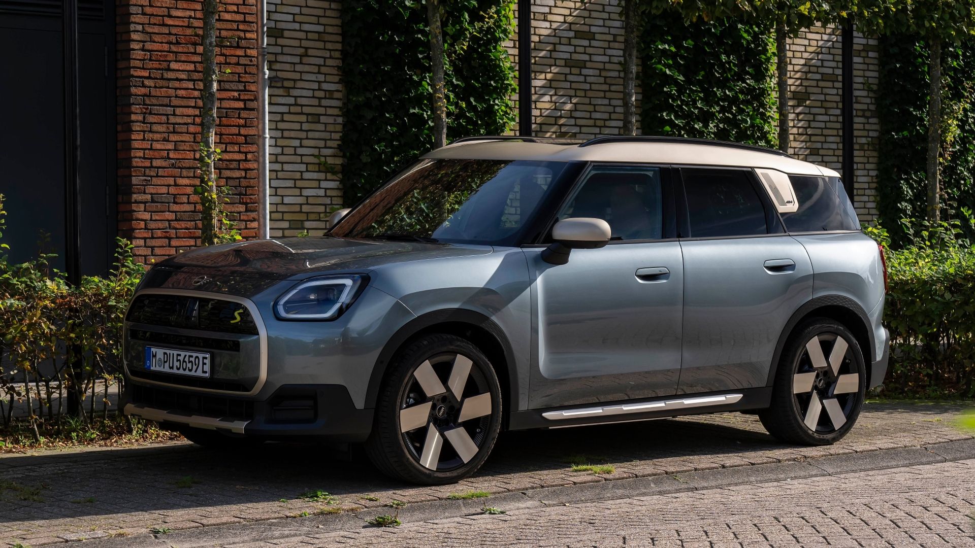 Front 3/4 shot of a 2024 Mini Countryman