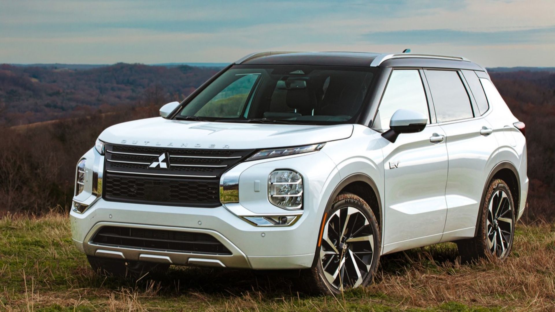 Front 3/4 shot of a 2025 Mitsubishi Outlander PHEV 