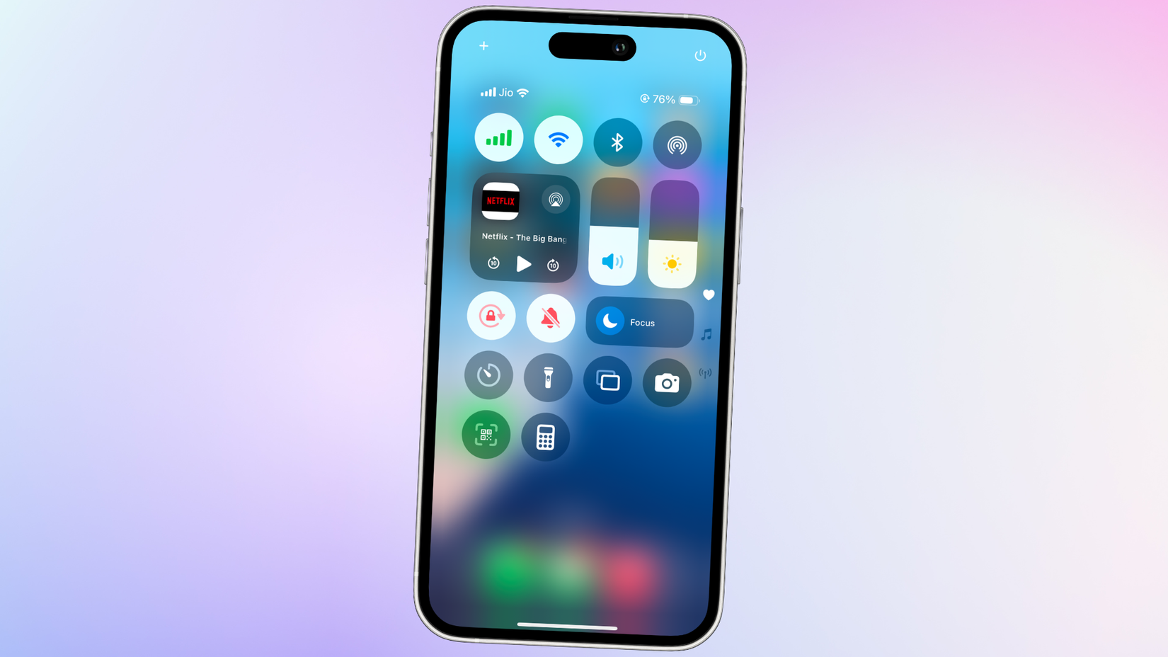 Captura de pantalla del nuevo diseño del centro de control después de realizar los cambios requeridos sobre un fondo de gradiente.