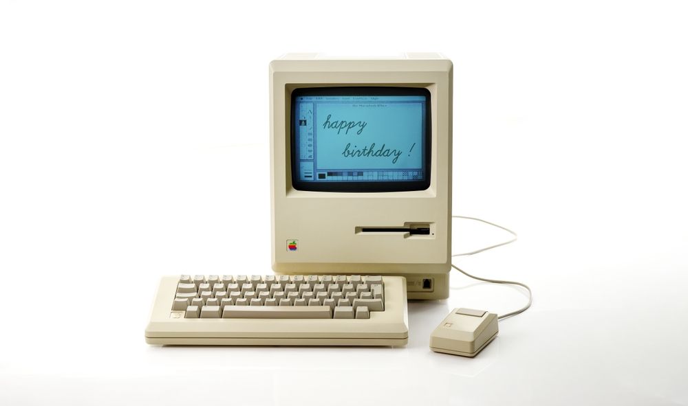 Ảnh chụp tại studio của chiếc Macintosh 128k nguyên bản.