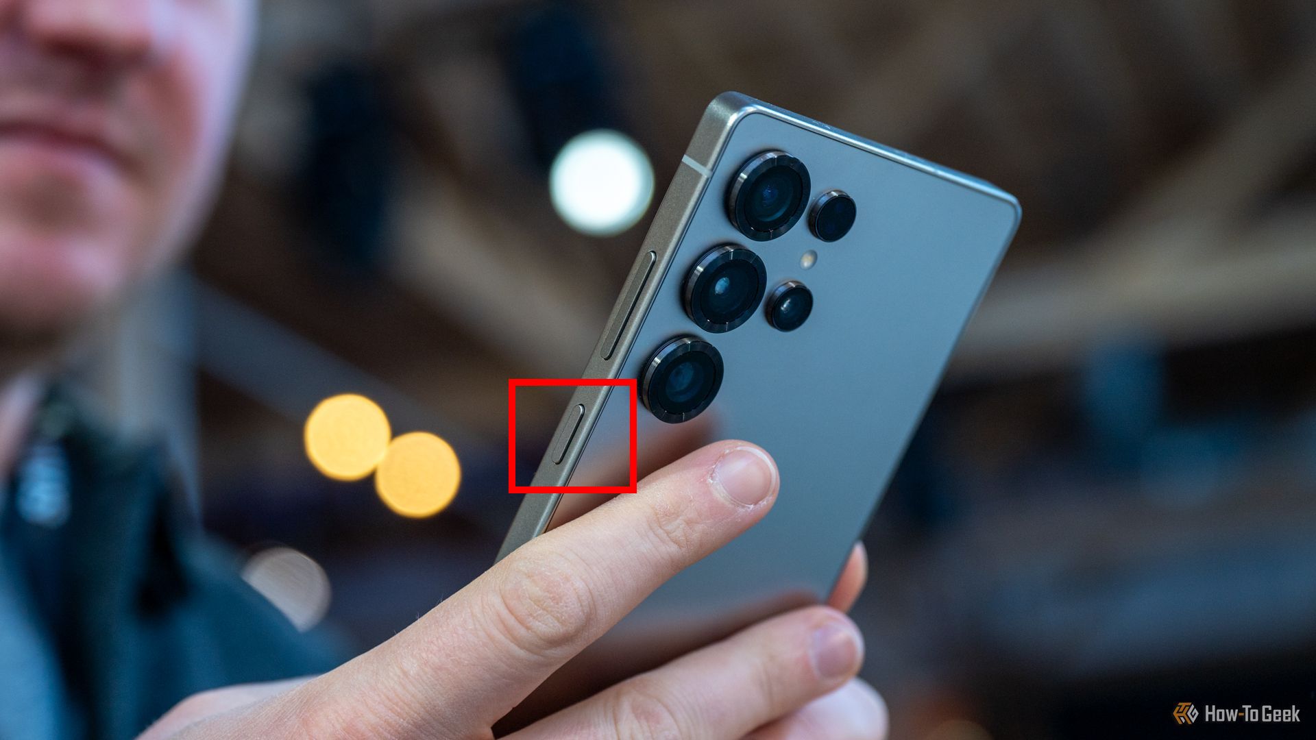 The side button on the S25 highlighted.