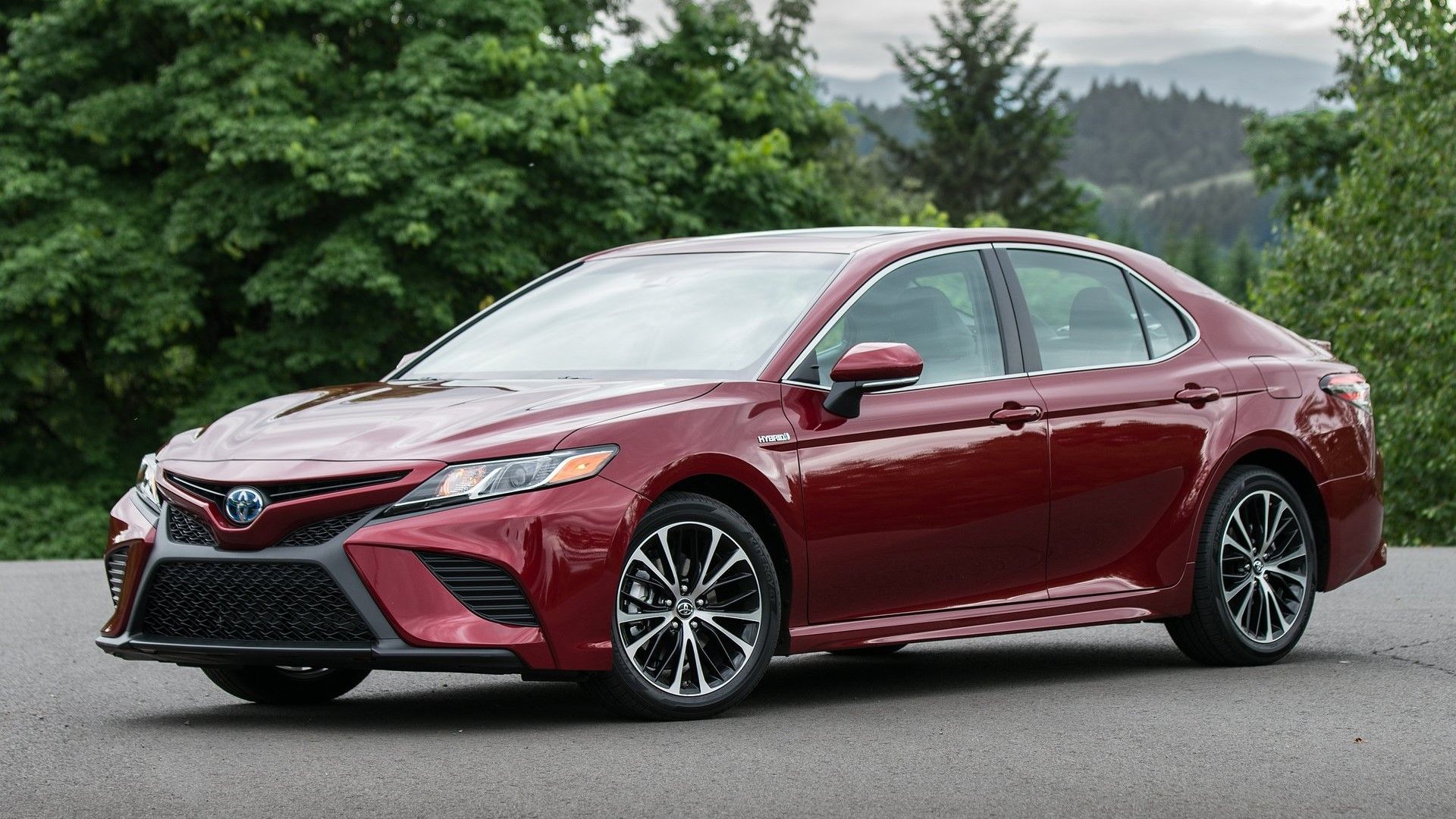 Front 3/4 shot of a 2018 Toyota Camry