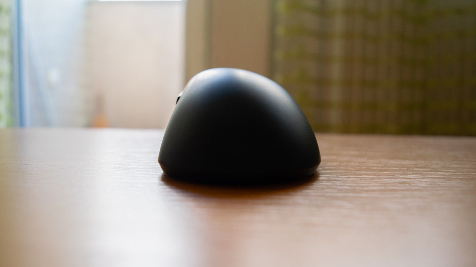 A Pulsar Xlite V3 mouse photographed from the back. 