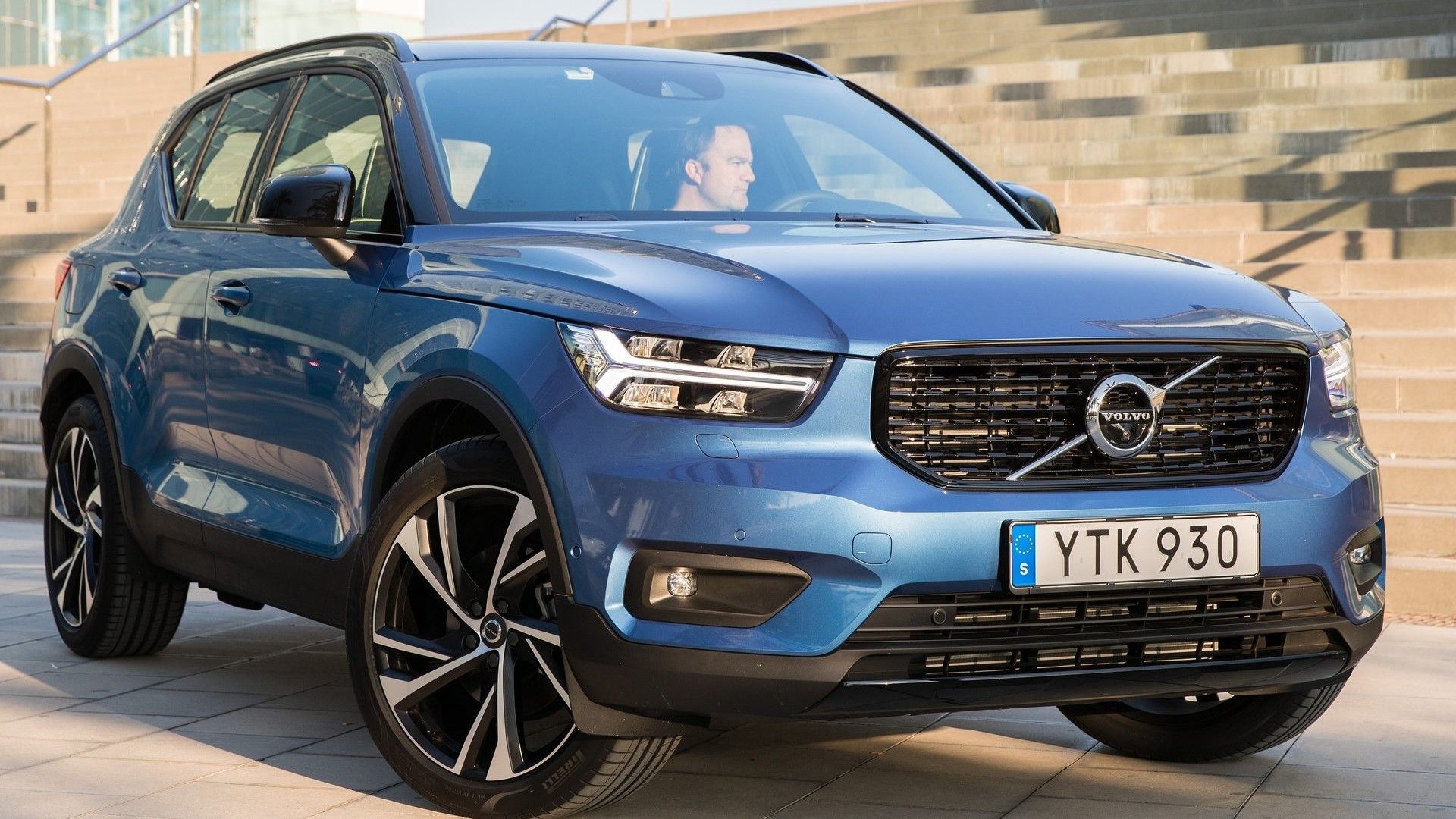 Front 3/4 shot of a 2019 Volvo XC40