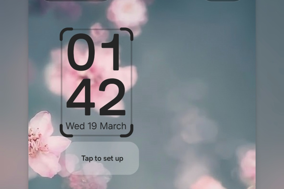 Screenshot of the lock screen clock over a bright background object on One UI 7.0 in Galaxy S25.