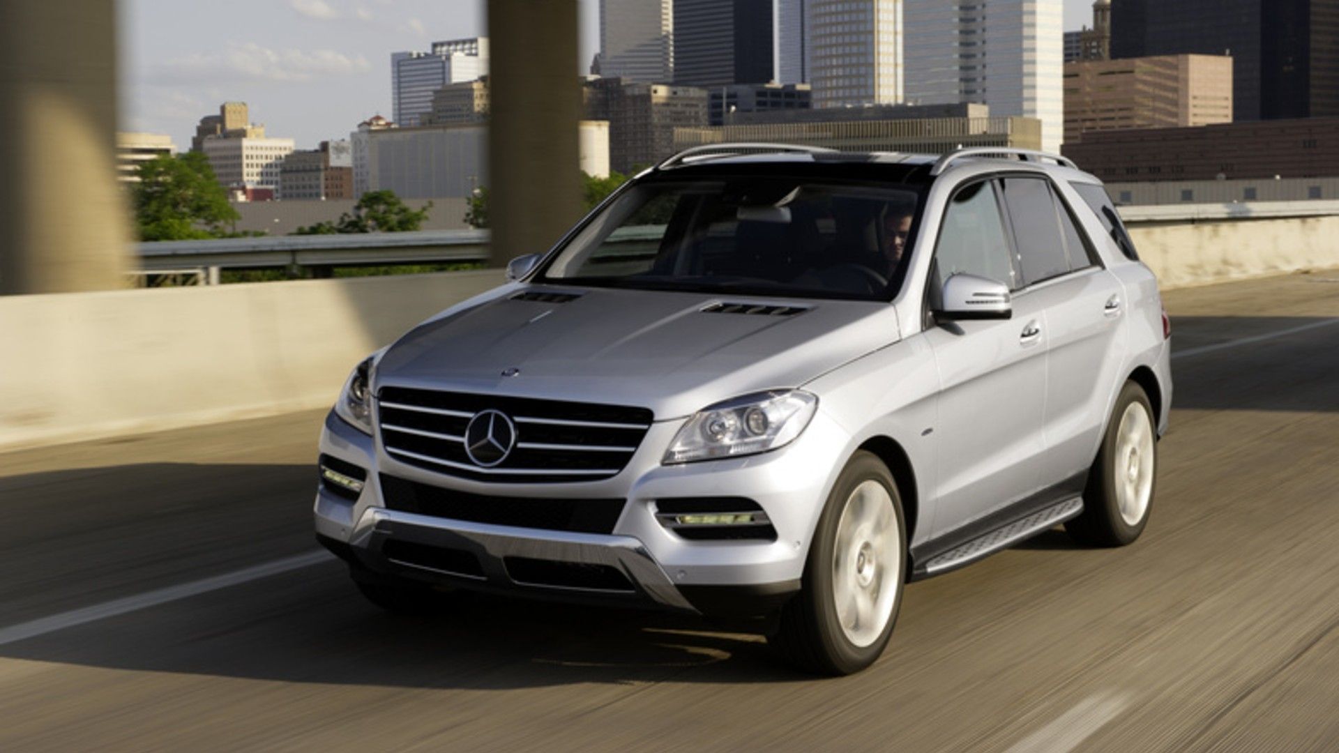 Front quarter view of 2104 Mercedes-Benz ML