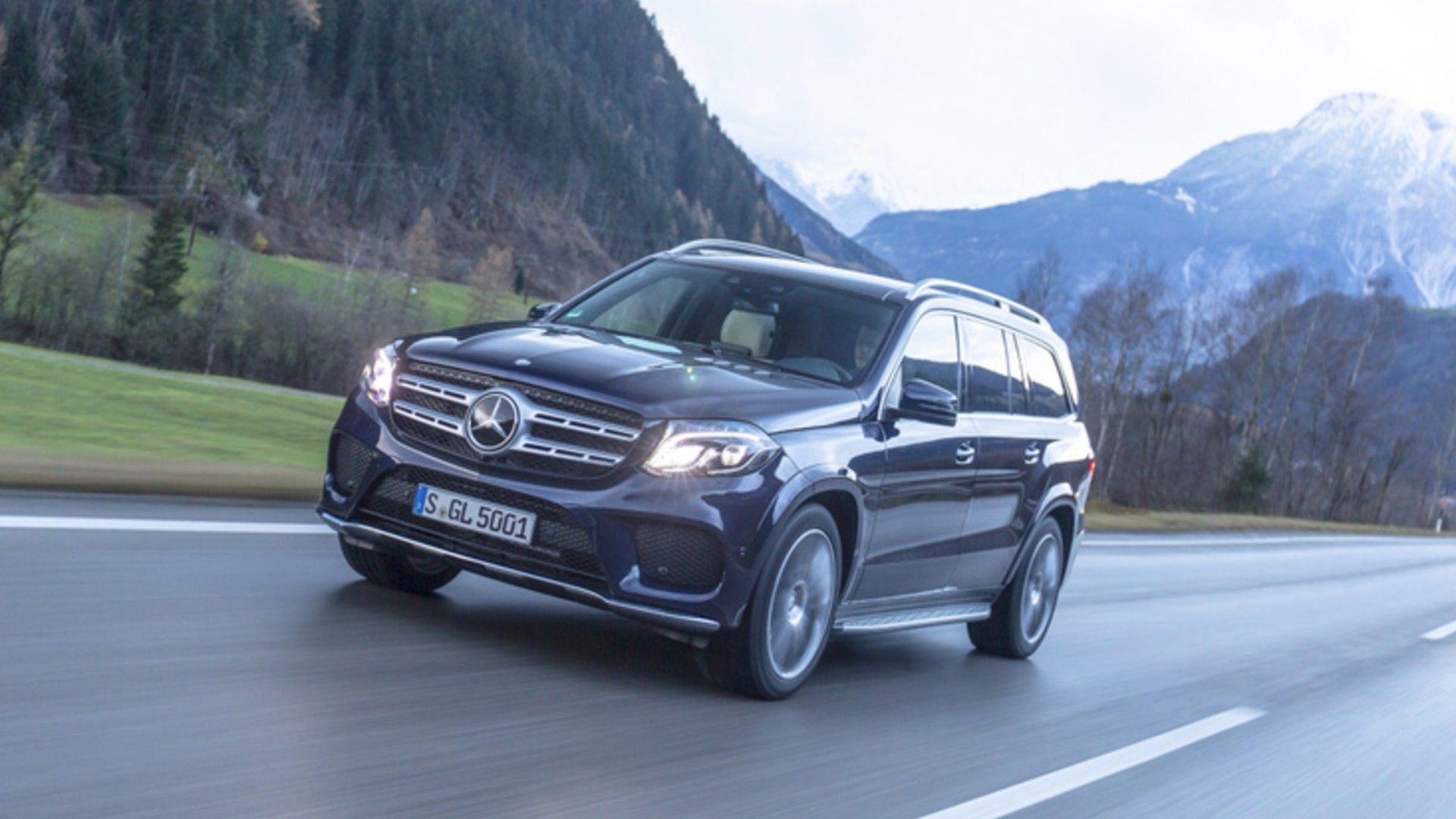 Front quarter view of the 2017 Mercedes-Benz GLS