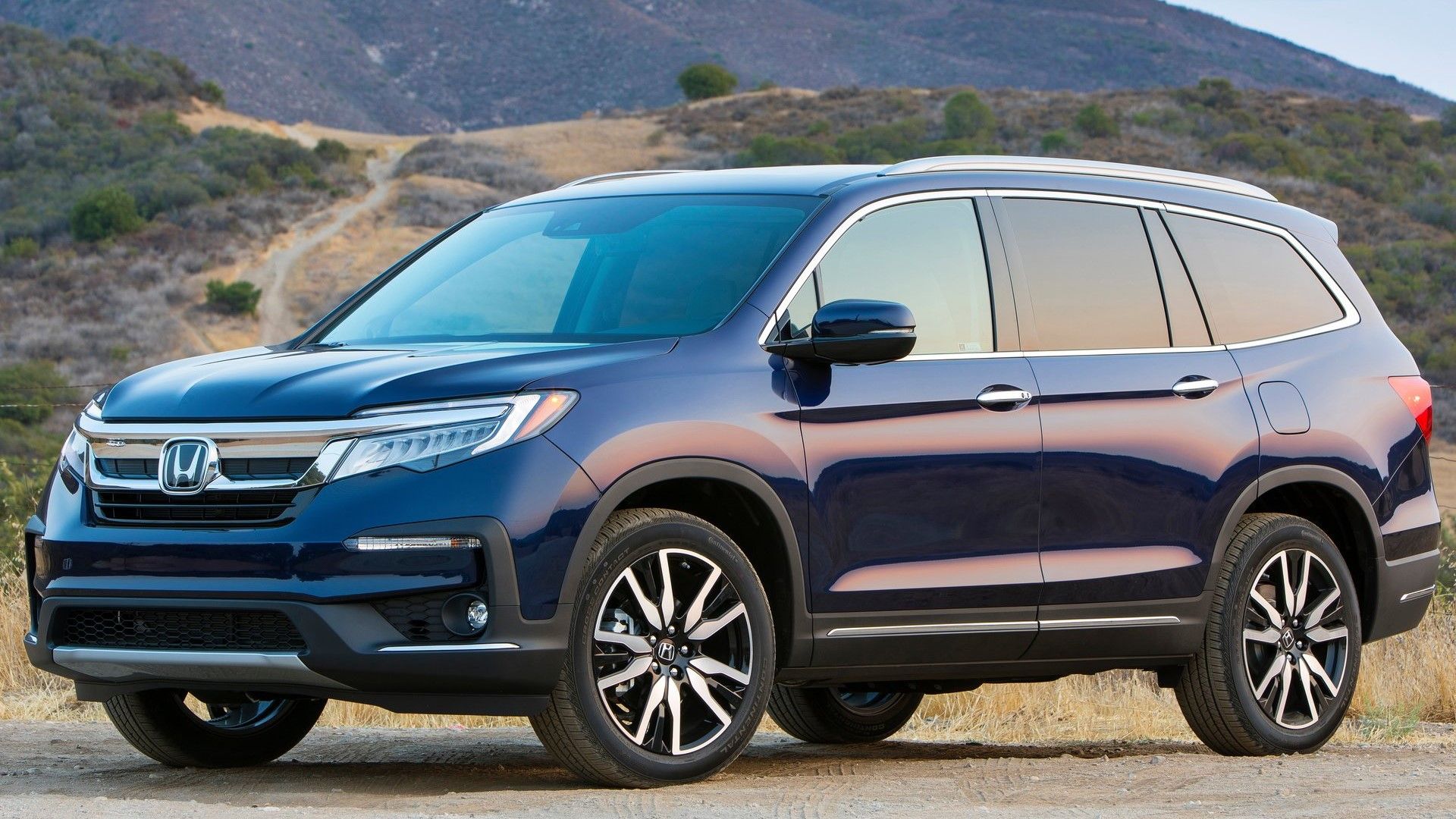 Front 3/4 shot of a 2019 Honda Pilot 