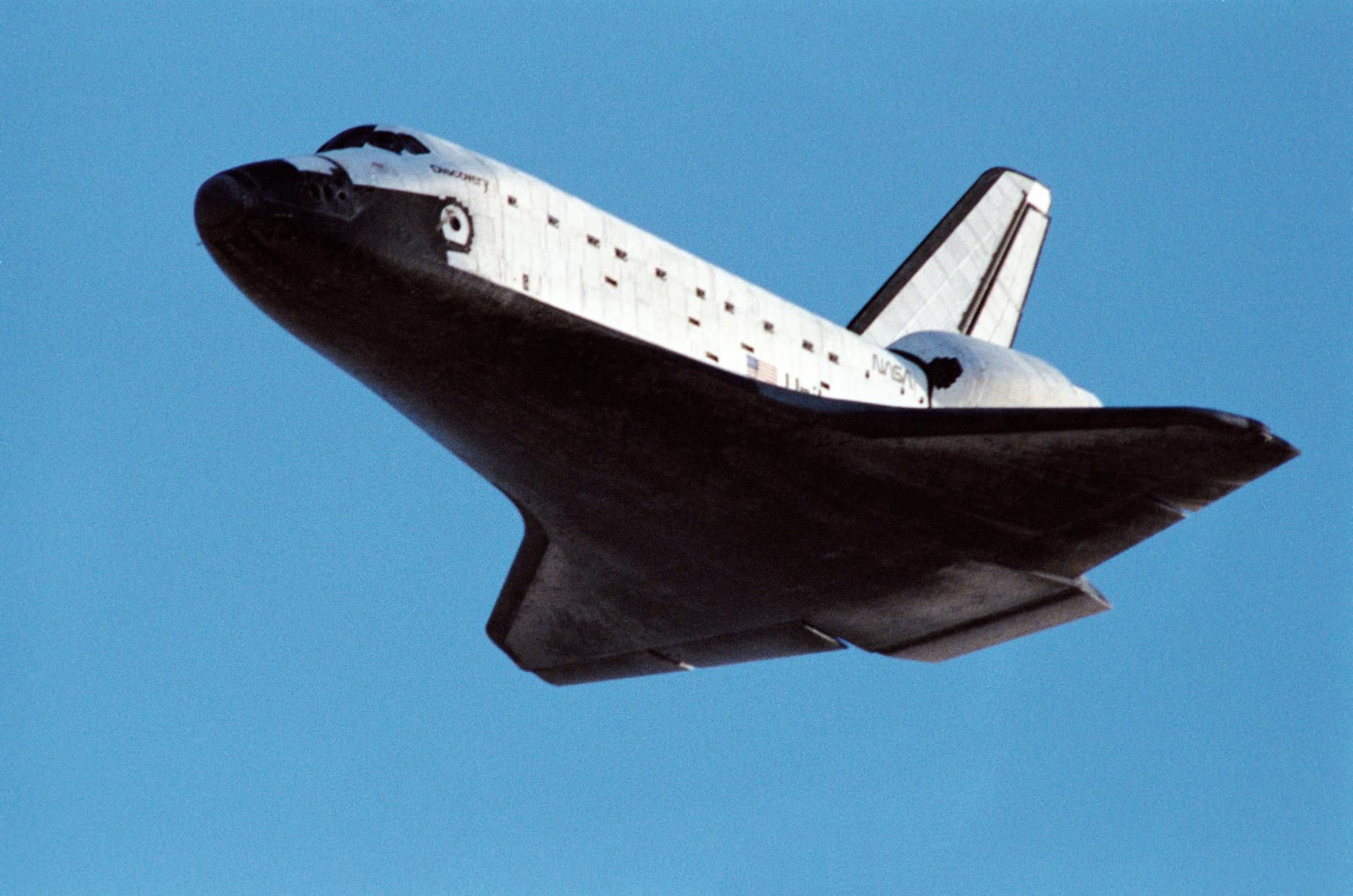 Space shuttle Discovery (STS-31) comes in for a landing on April 29, 1990.