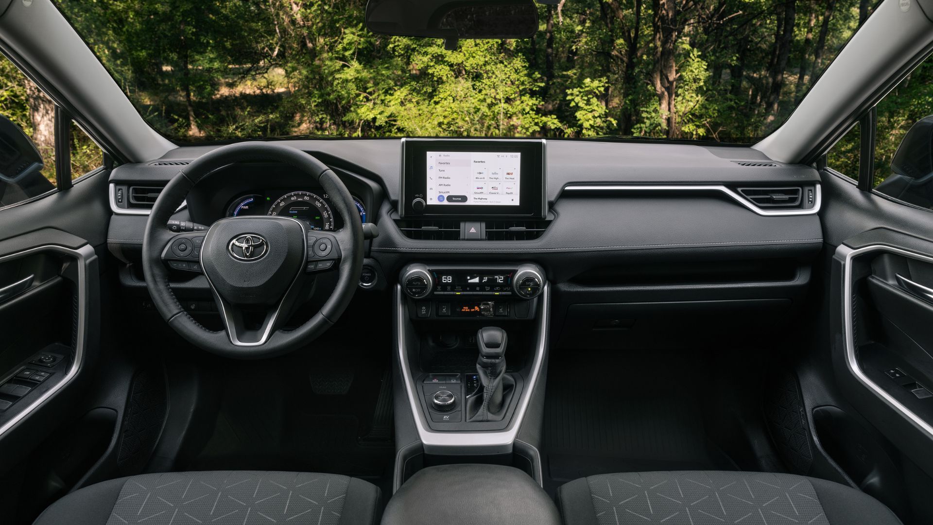 Интерьер Toyota RAV4 Hybrid Woodland 2025