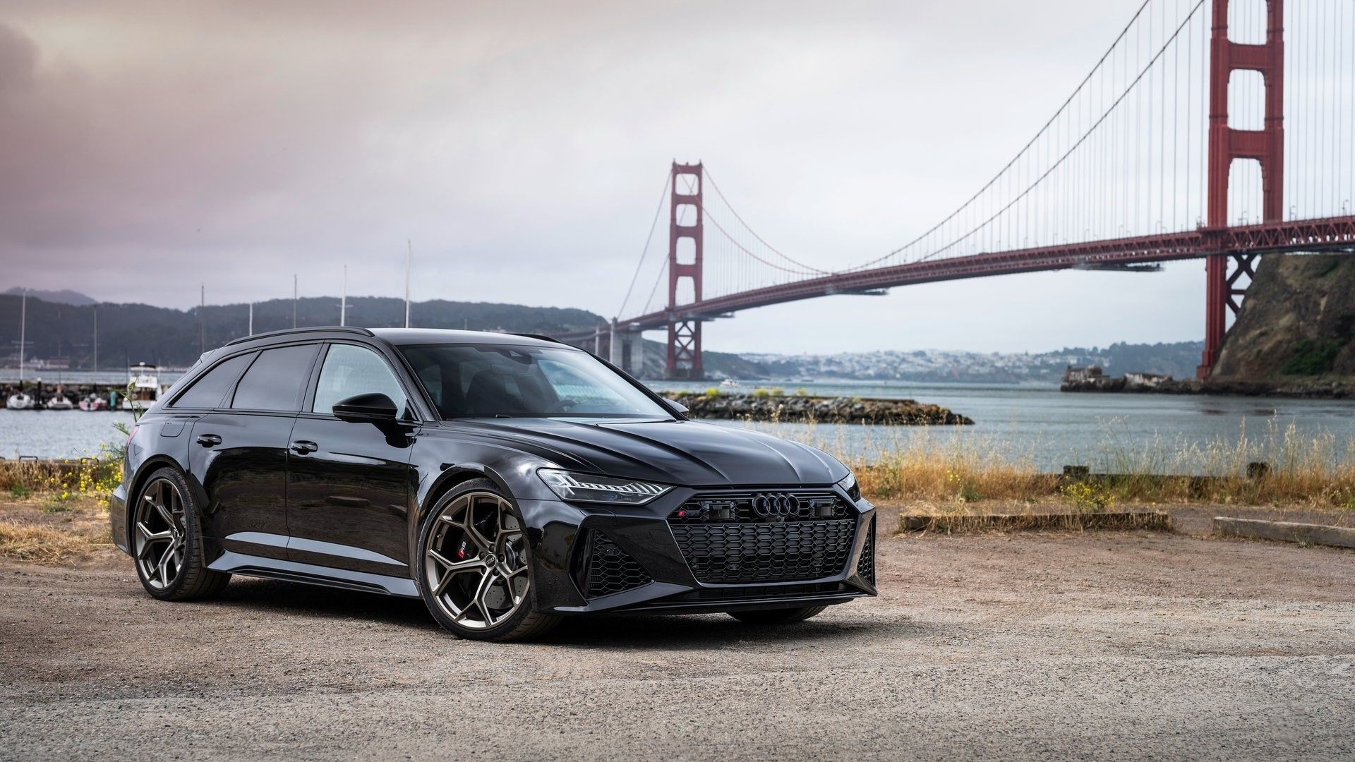 Front 3/4 shot of a 2025 Audi RS6 Avant Performance
