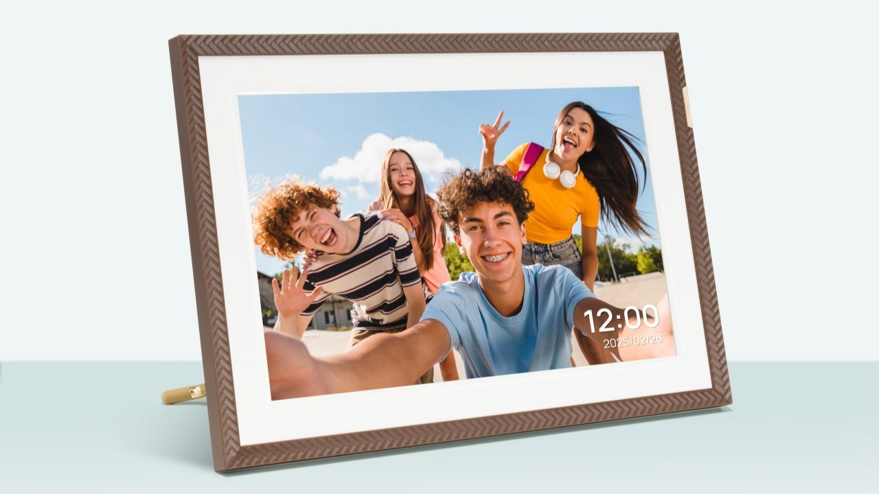 D10 digital frame display a photo of four teens