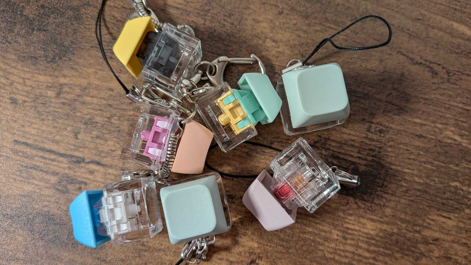 Pila de llaves de interruptor mecánico en una mesa