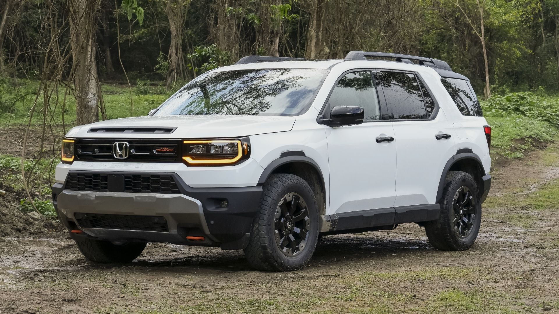 Front 3/4 shot of a 2026 Honda Passport