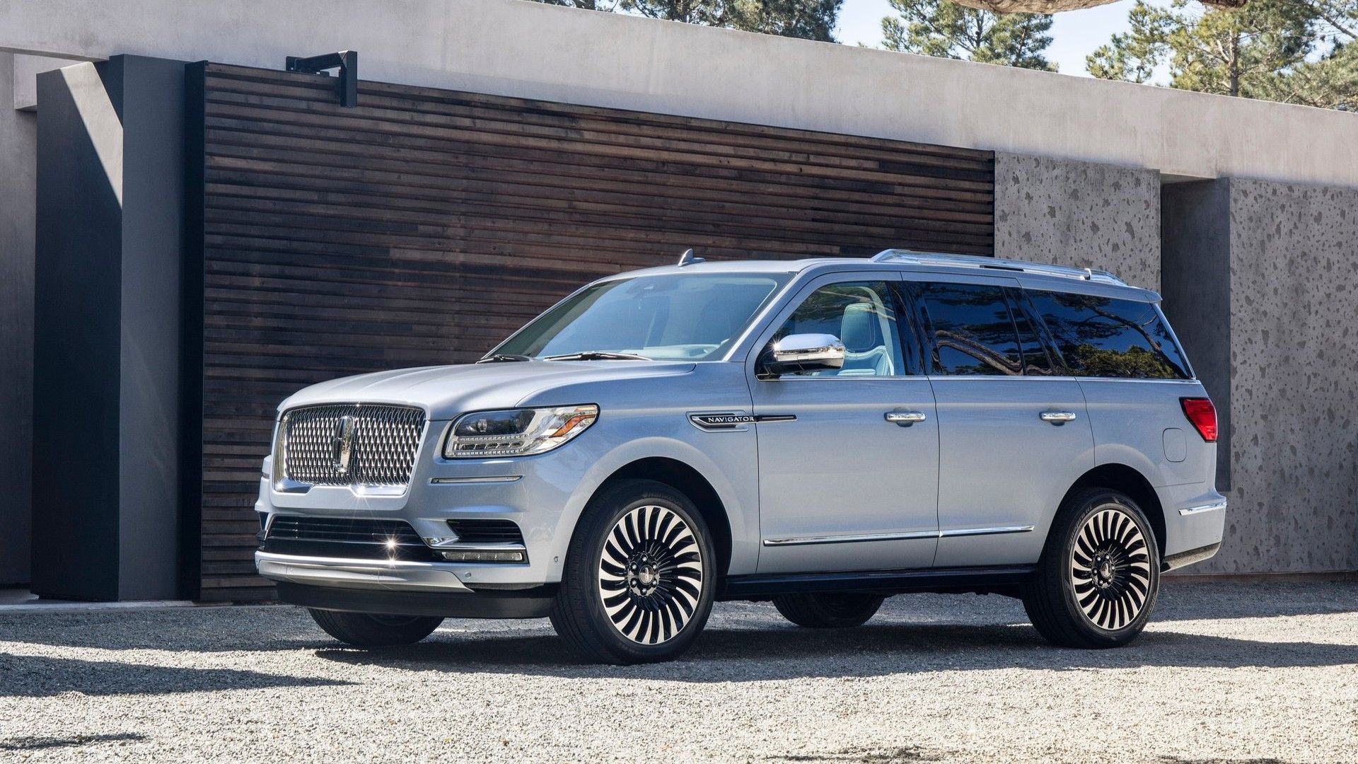 Front 3/4 shot of a 2018 Lincoln Navigator