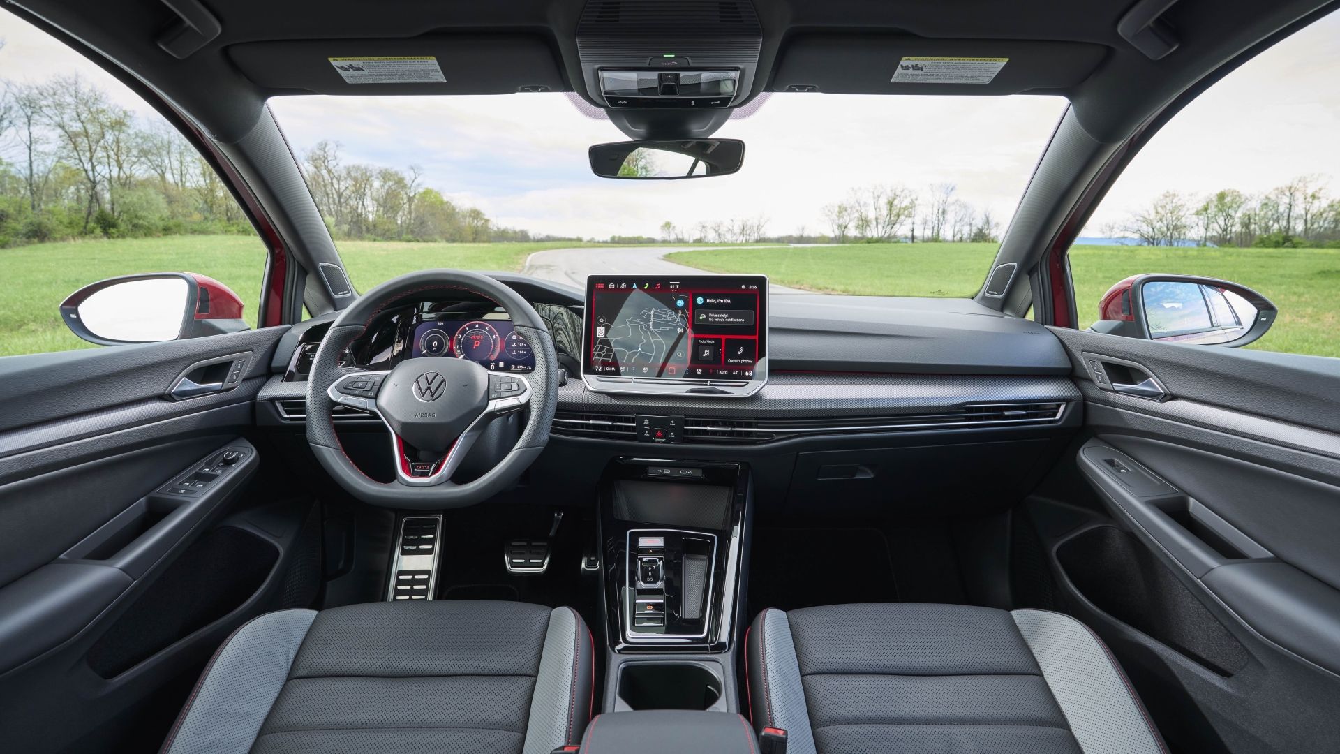 Интерьер и приборная панель Volkswagen Golf GTI 2025