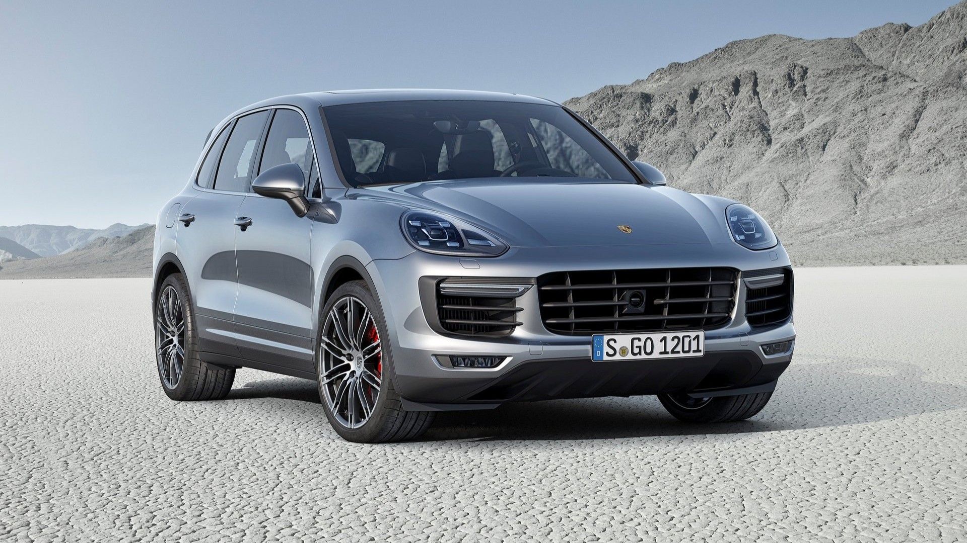 Front 3/4 shot of a 2015 Porsche Cayenne