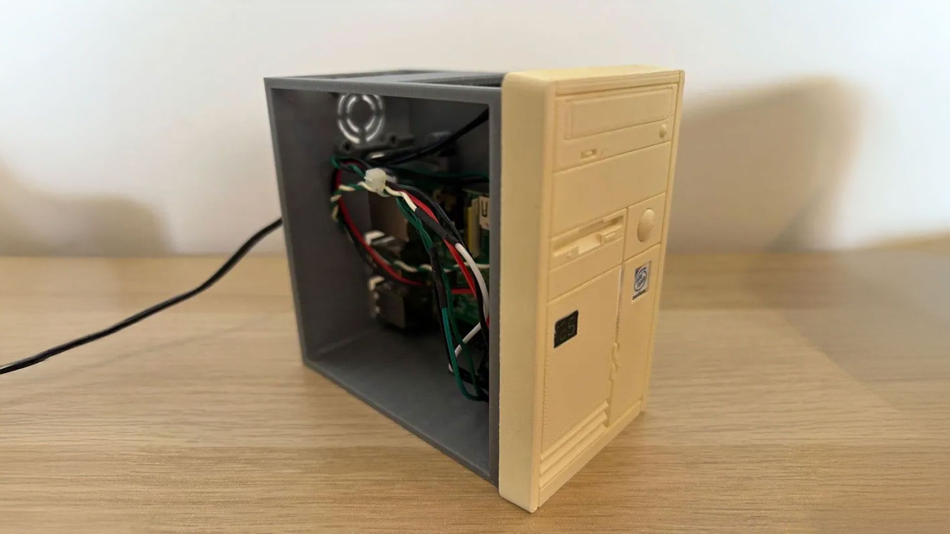 Retro-PC-Case-e-RASPBerry-PI-Inside.