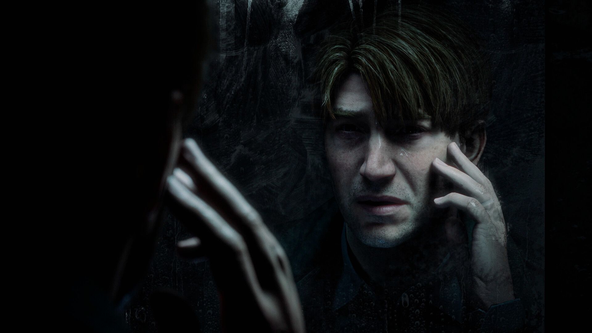 Джеймс Сандерленд смотрится в зеркало в Silent Hill 2 (2024).