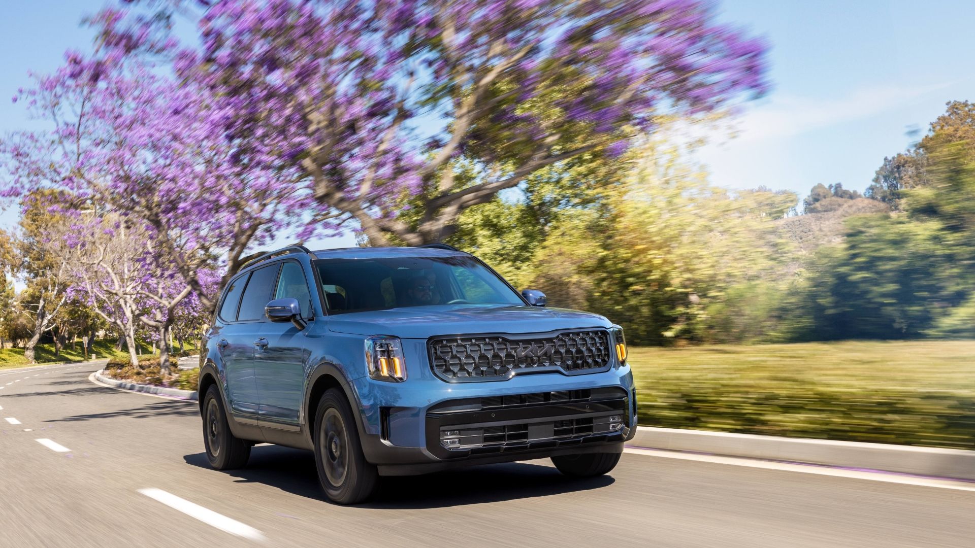 Front 3/4 action shot of a 2025 Kia Telluride 