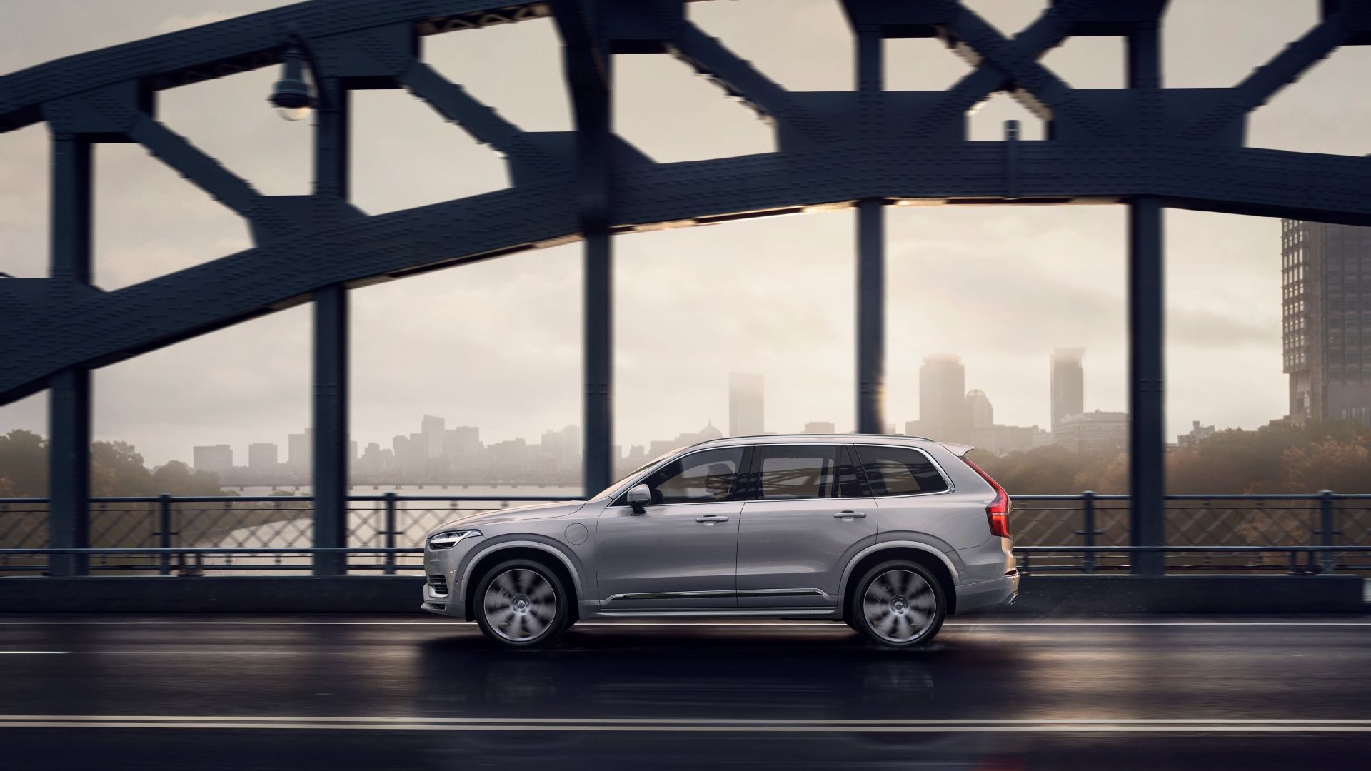 Side profile shot of a 2020 Volvo XC90