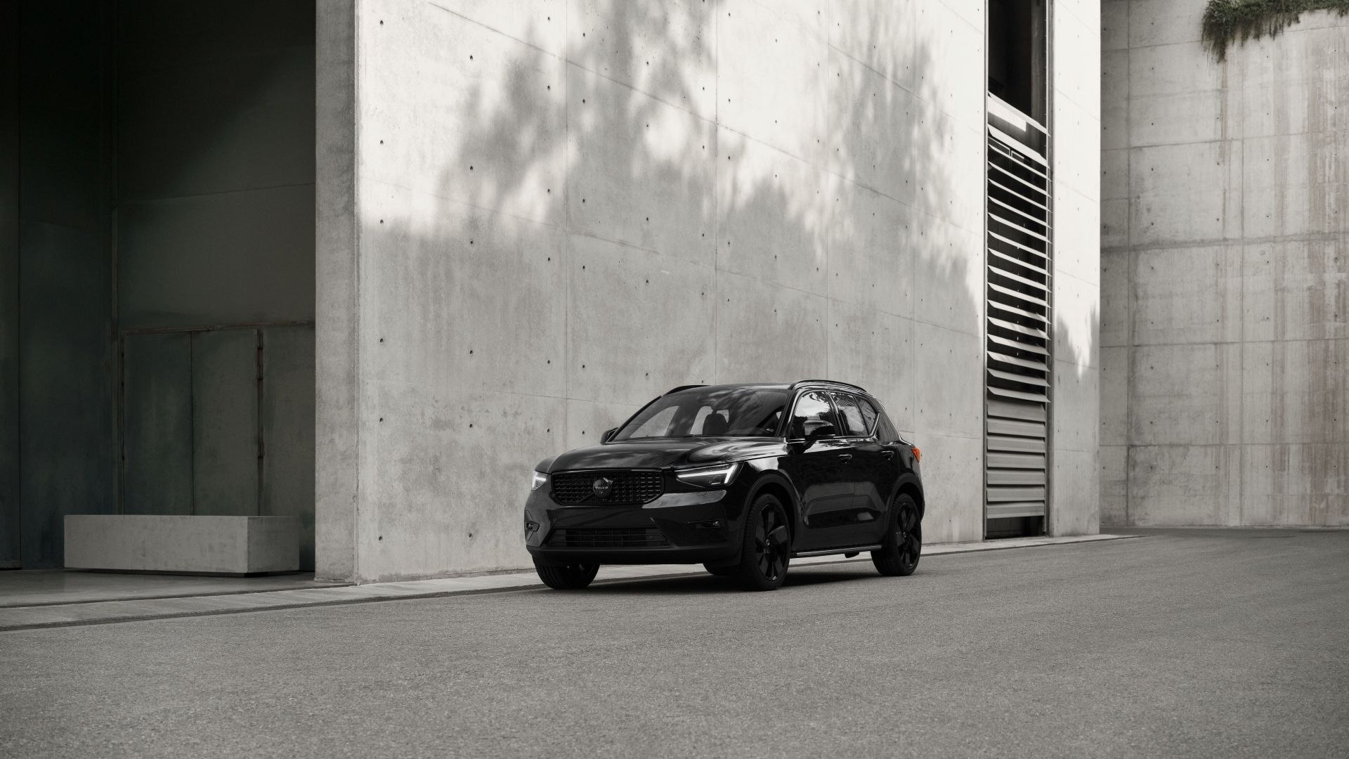 Front 3/4 shot of a 2025 Volvo XC40