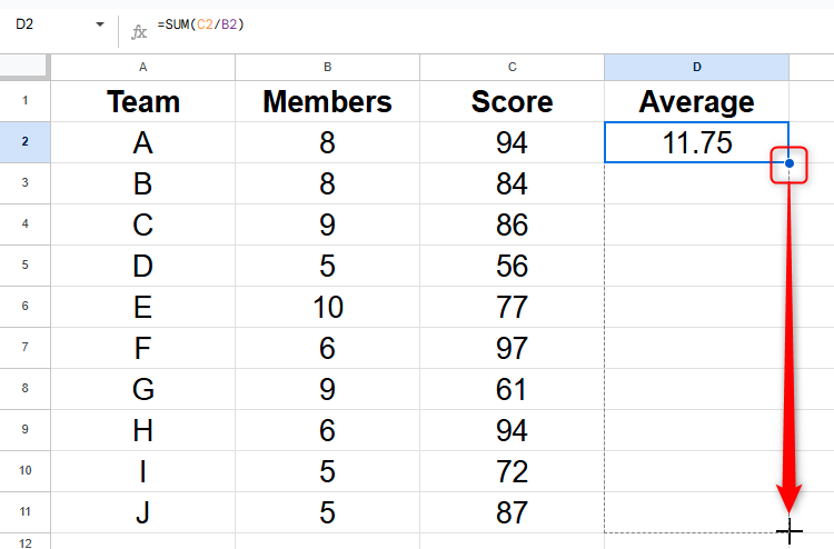 Une formule dans Google Sheets est dupliquée aux cellules restantes dans une colonne à l'aide de la poignée de remplissage.