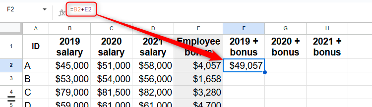 Une formule dans Google Sheets qui ajoute le salaire d'un employé en 2019 à leur bonus pour la même année.