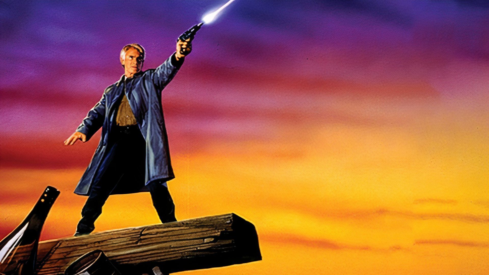 Cartel de Dollman, con el pequeño detective apuntando un arma al cielo.