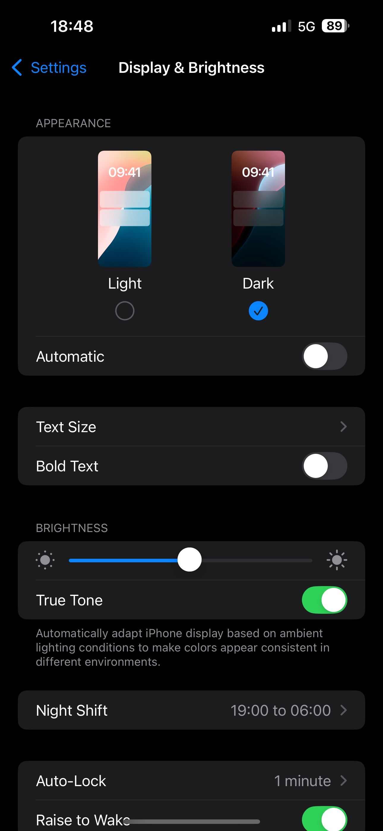 Selecting the Dark appearance option in iPhone Settings app.