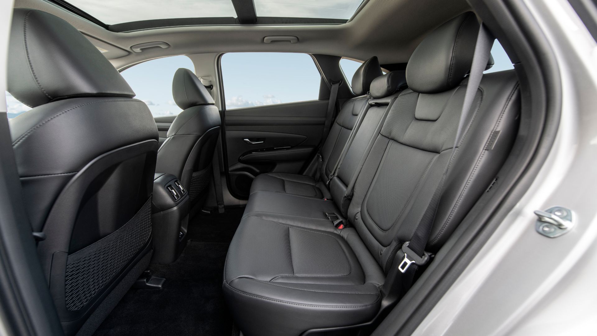 2025 Hyundai Tuxon shows the shot inside the cabin of the Phev, the back black leather seats.