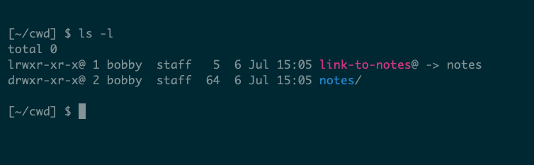 The listing of a directory showing one sub-directory and a symbolic link to that sub-directory.