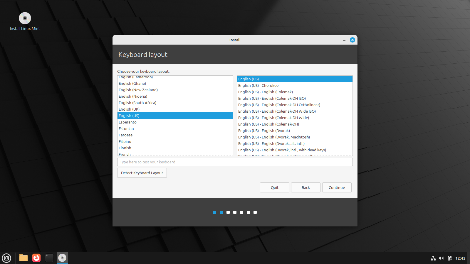 Linux Mint installer showing keyboard layout options.