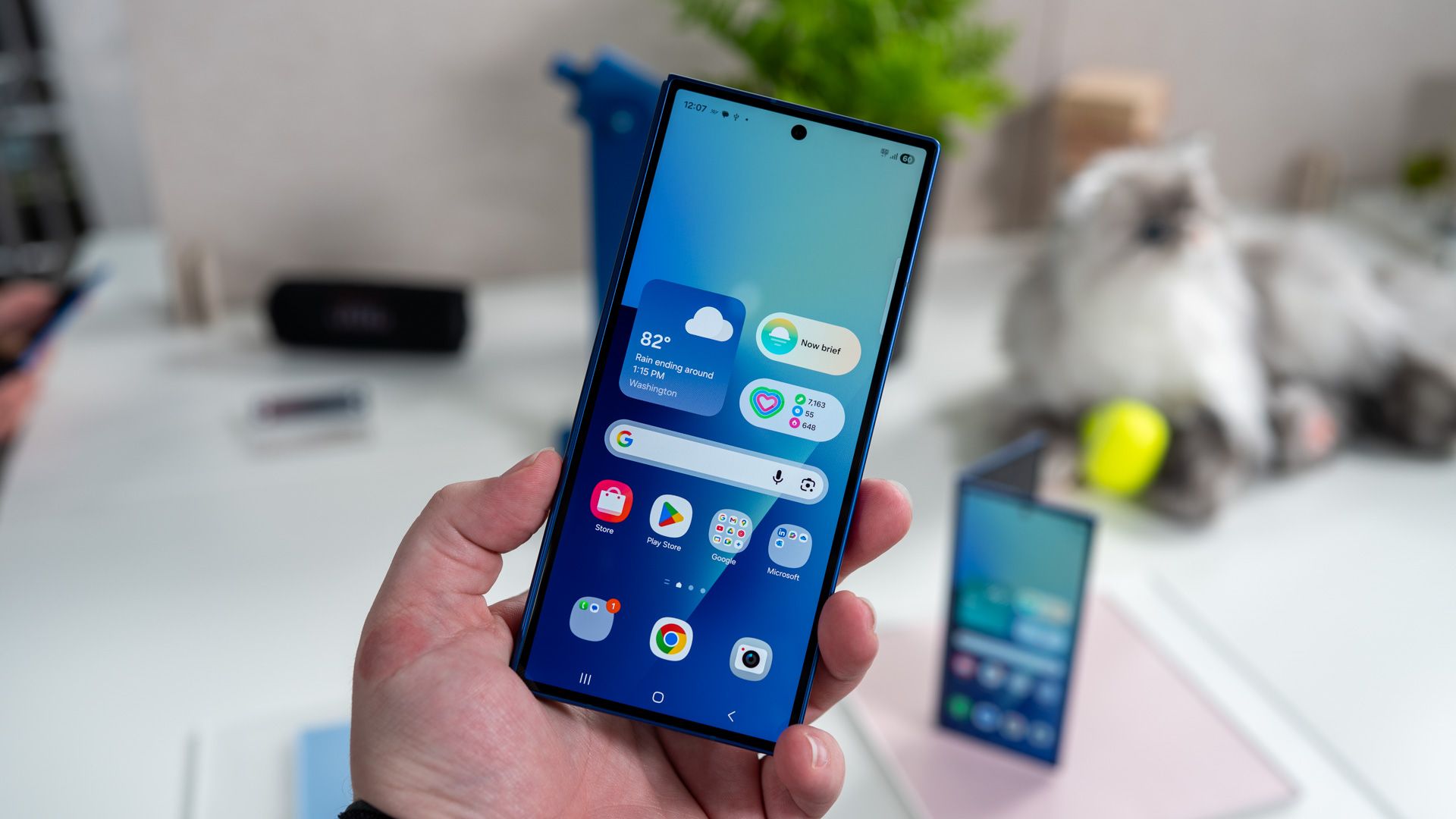 человек держит Samsung Galaxy Z Fold 7 закрытым с включённым внешним экраном