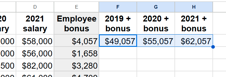 Trois cellules des feuilles Google contiennent des références mitigées pour déterminer le salaire d'un employé sur trois ans lorsque des bonus sont ajoutés.