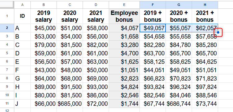 Trois cellules dans les feuilles Google contenant des formules avec des références mixtes sont sélectionnées et la poignée de remplissage est mise en évidence.